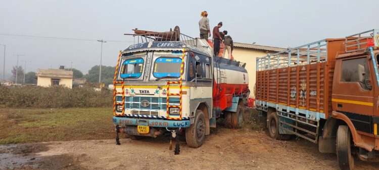 बिहार के नवादा में तेल के टैंकर में भरी थी विदेशी शराब,पुलिस ने किया जब्त