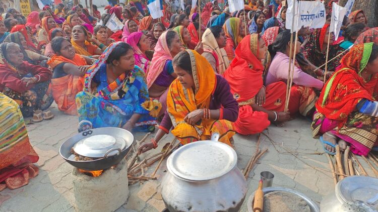 मनरेगा मजदूरों को काम न मिलने को लेकर किया अनोखा विरोध प्रदर्शन