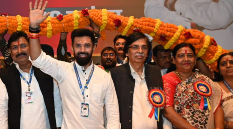 RLJP सांसद वीणा देवी आई चिराग के साथ