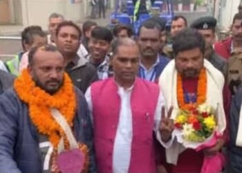 बिहार पहुंचे सिलक्यारा टनल में फंसे 5 मजदूर, पटना एयरपोर्ट पर मंत्री सुरेंद्र राम ने किया स्वागत