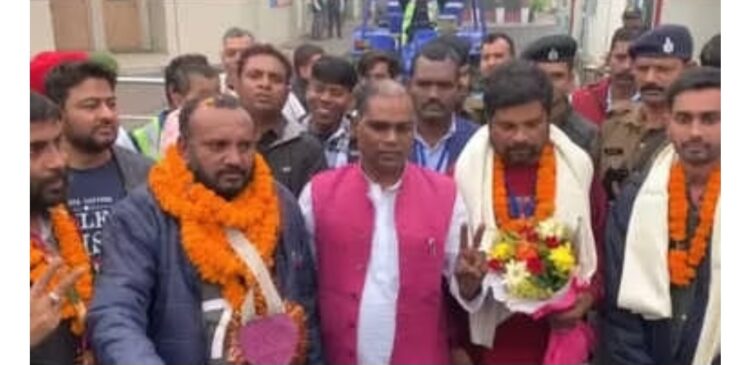 बिहार पहुंचे सिलक्यारा टनल में फंसे 5 मजदूर, पटना एयरपोर्ट पर मंत्री सुरेंद्र राम ने किया स्वागत