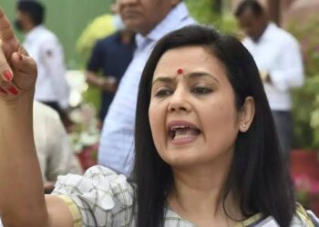 टीएमसी सासंद महुआ मोइत्रा की संसद सदस्यता रद्द, पैसे लेकर…